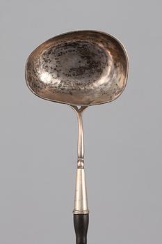 SOPPSLEV, silver och trä, Anders Hallman, Stockholm, 1797. Vikt ca 120 g.