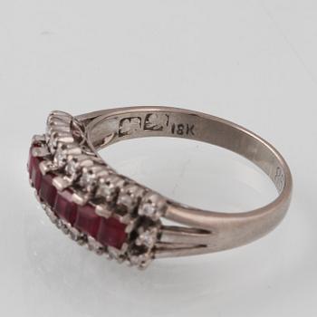 RING, 18K vitguld med 6 carréslipade rubiner och 20 åttkantslipade diamanter, engelska stämplar. Vikt 4,8 gram.