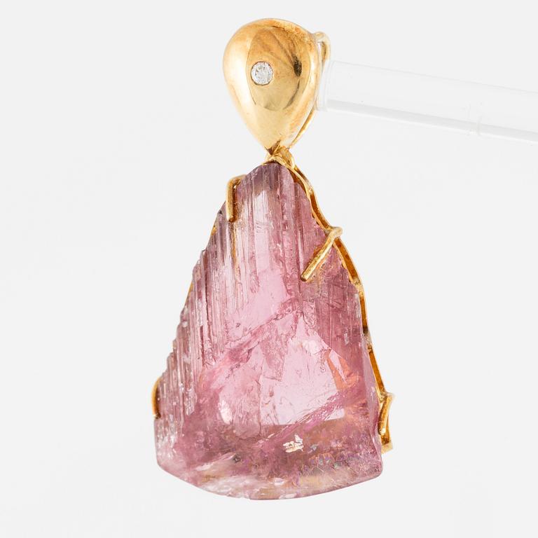 Pendant in 18K gold with pink tourmaline and brilliant-cut diamond.