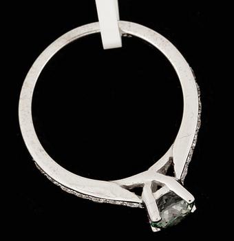 RING, 18k vitguld, briljantslipad färgad grön diamant ca 0,74ct samt 14 briljantslipade diamanter ca 0,28ct.
