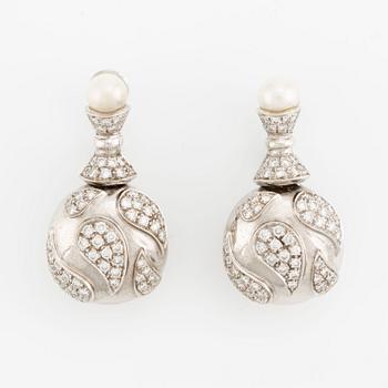 Earrings, 18K white gold with brilliant-cut diamonds and pearls.