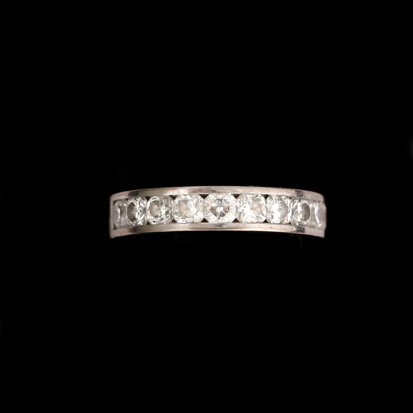 RING, alliansring, 18k vitguld med flanderslipade diamanter tot ca 1,00ct. Vikt 6,4g.
