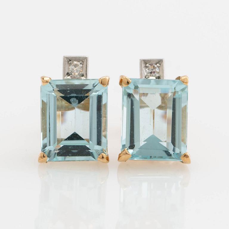 Earrings, a pair, 18K gold with aquamarines and diamonds.