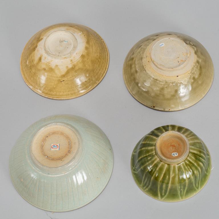 A group of four Southeast asian ceramics, 17th/18th century.