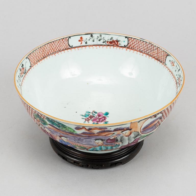 A famille rose export porcelain bowl, Qing dynasty, Qianlong (1736-95).