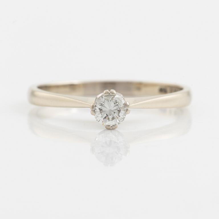 Ring 18K vitguld med en rund briljantslipad diamant.