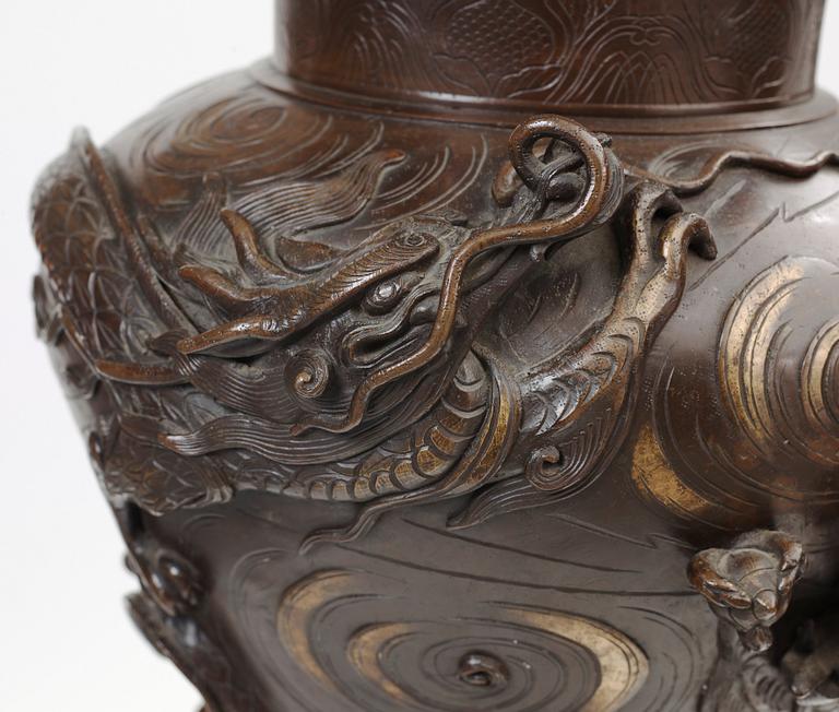 RÖKELSEKAR med LOCK, brons. Japan, Meiji (1868-1912).