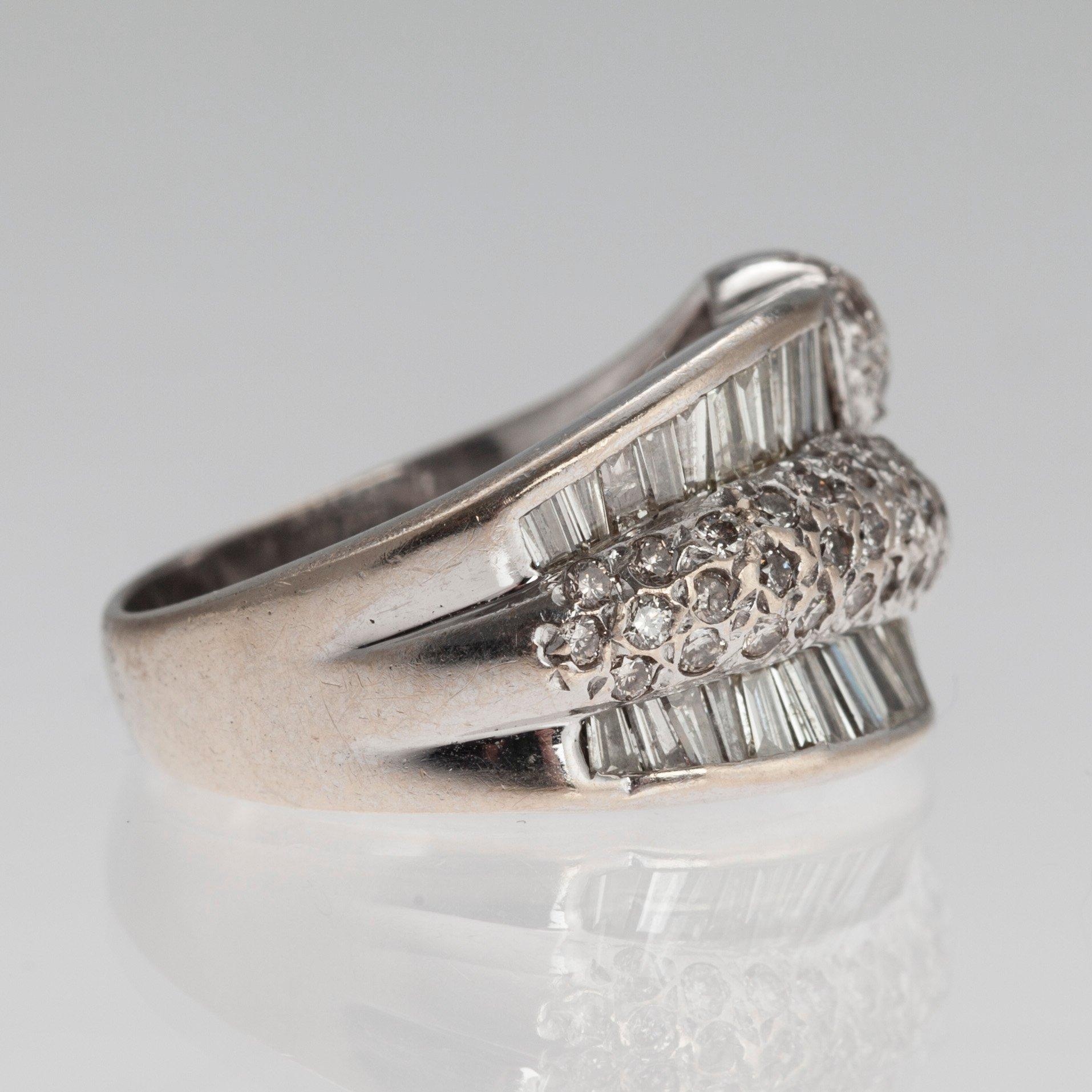 RING, 18K vitguld. Briljant- och baguetteslipade diamanter ca 1,40 ct. Storlek 16+. Vikt 8,4 g.