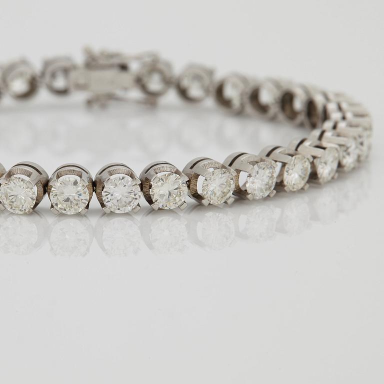 A TENNIS BRACELET set with round brilliant-cut diamonds.