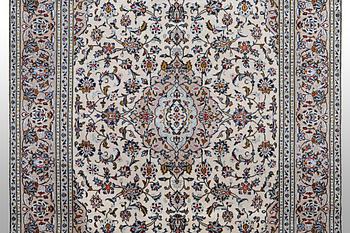 A carpet, Kashan, ca 293 x 191 cm.