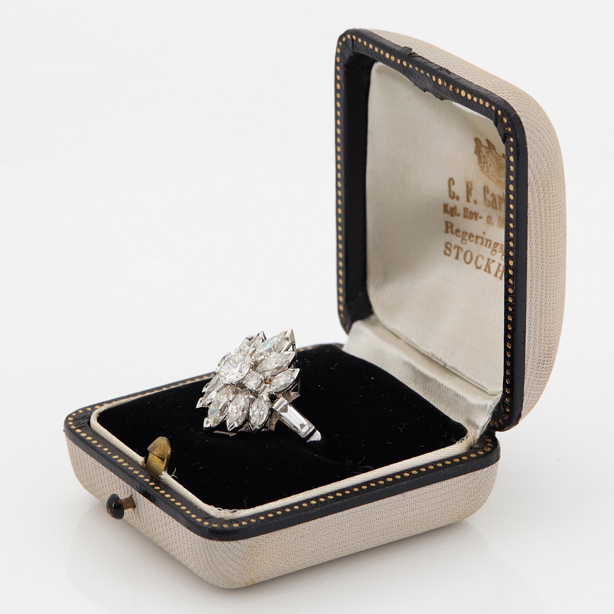 Ring platina med runda briljant-, navett- och baguetteslipade diamanter.