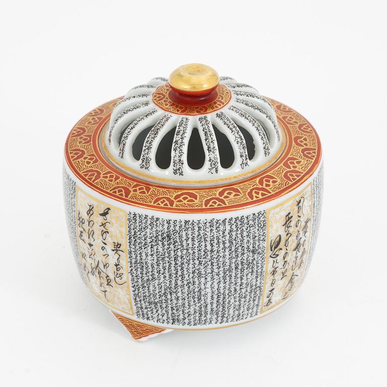 A Japanese porcelain censer with cover, 20th century.