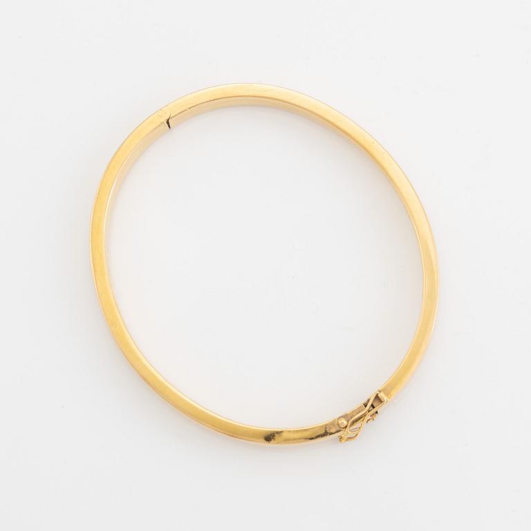 18K gold bangle.