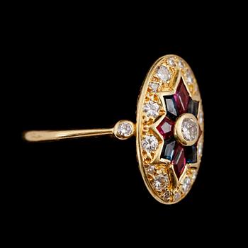 RING, 18 k guld, carréslipade rubiner och safirer, diamanter totalt 0.69 ct. Vikt ca 5 g.
