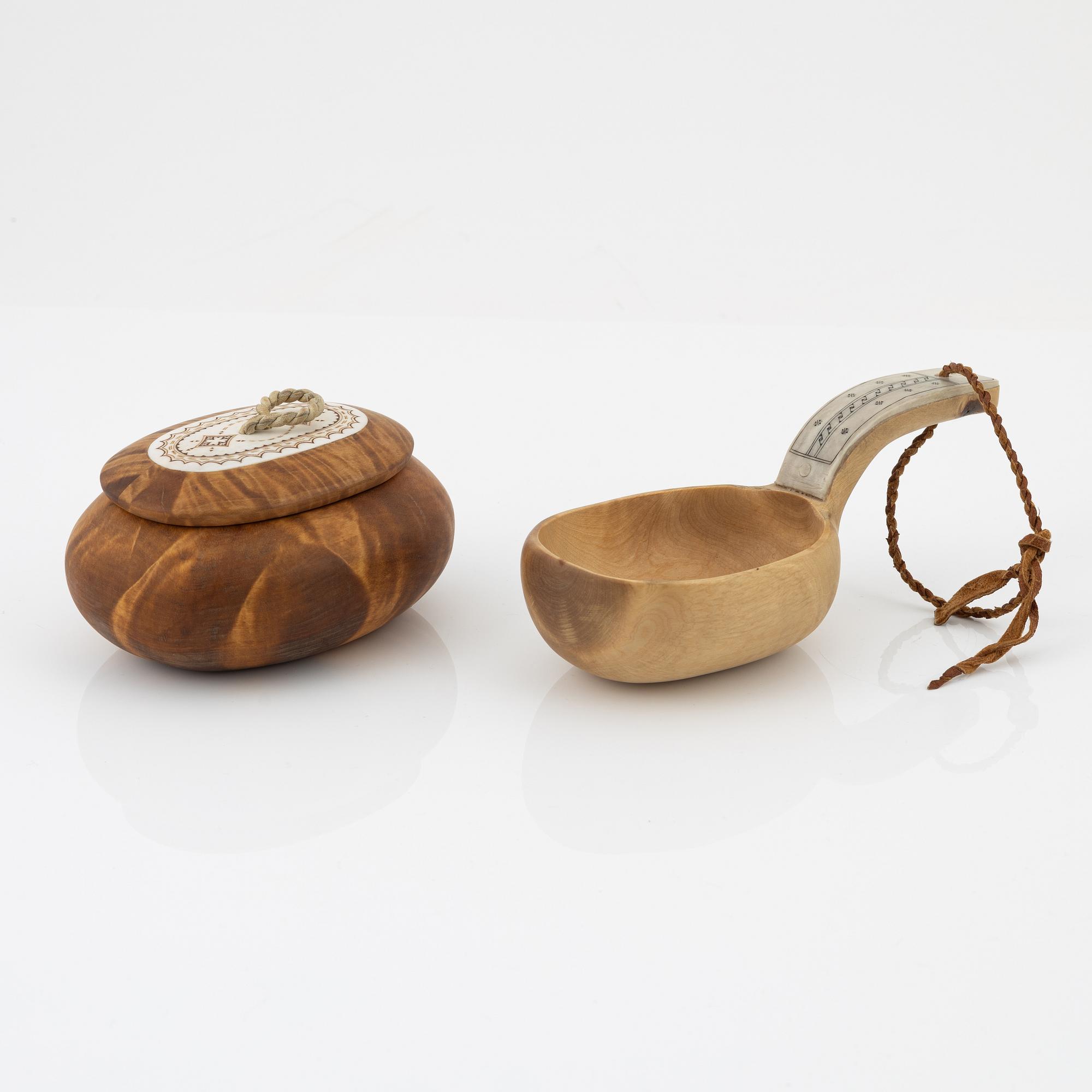 Lars Levi Sunna, ask, signerad LL Sunna. Samt kåsa, oidentifierad signatur.