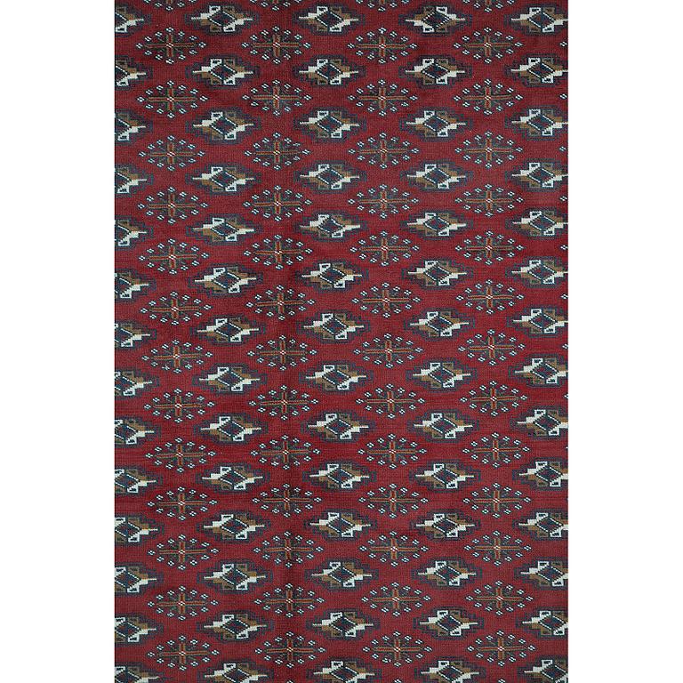 A carpet, Turkmen, ca 293 x 207 cm.