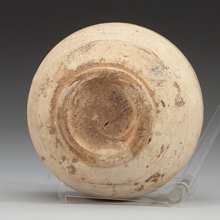 A white glazed pottery bowl, Tang dynasty (618-907).