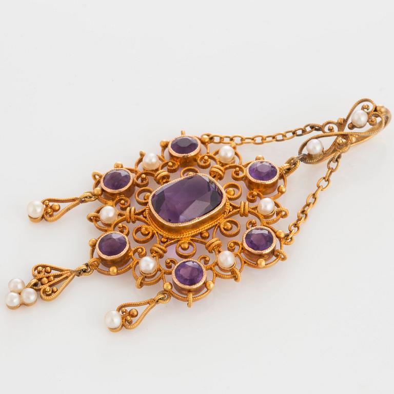 A necklace set with amethysts and pearls.