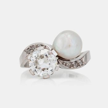 RING med gammalslipad diamant ca 1.50ct och troligtvis orientalisk semi-barock pärla.
