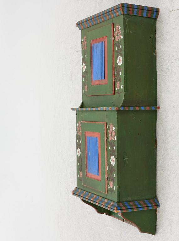 Hängskåp, allmoge, 1800-tal.