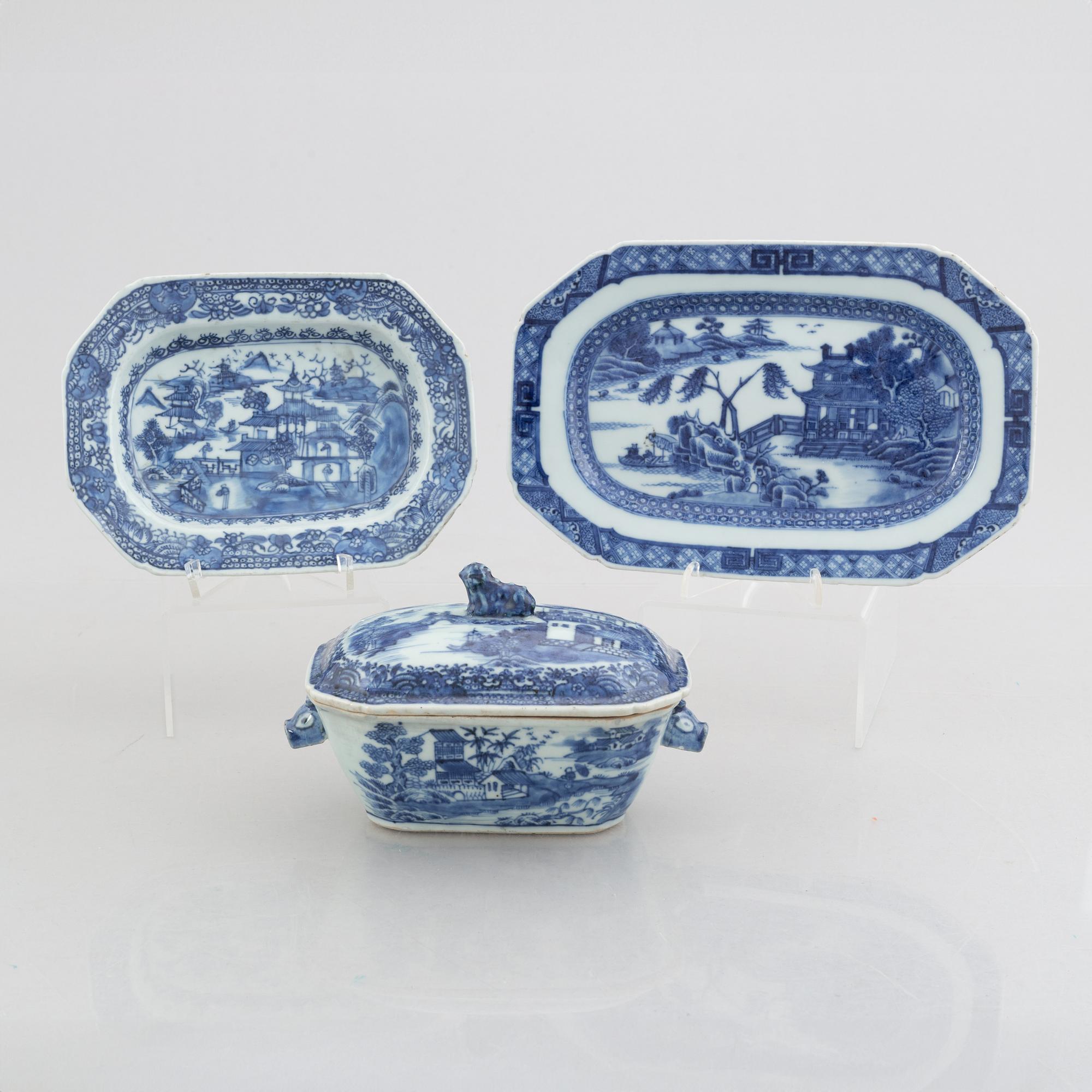 A blue and white export porcelain butter dish with cover with two serving dishes, China, Qianlong (1736-95).