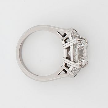 Ring med en cushionslipad diamant, 5.50 ct, G/VVS2. Epauletteslipade sidostenar 1.16 ct totalt.