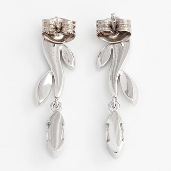 A pair of 18K white gold earrings with diamonds ca. 1.03 ct in total. Tarkkanen, Helsinki. With certificate.