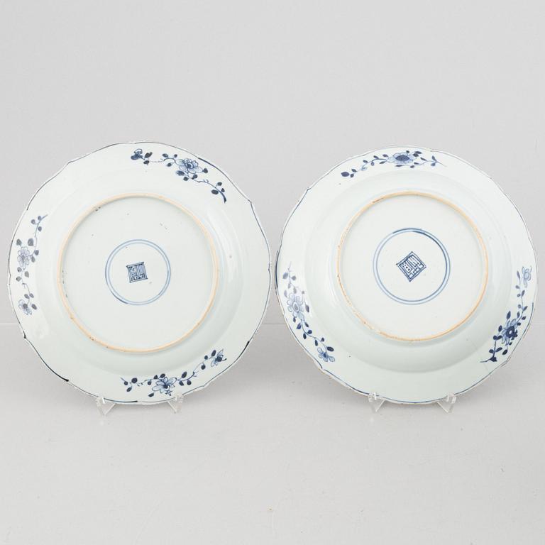 Two pairs of Chinese export porcelain plates, Qing dynasty, first half of the 18th century including  Yongzheng.