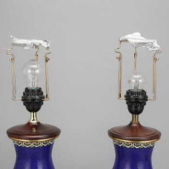 BORDSLAMPOR, ett par, brons med cloisonné, Kina, 1900-tal.