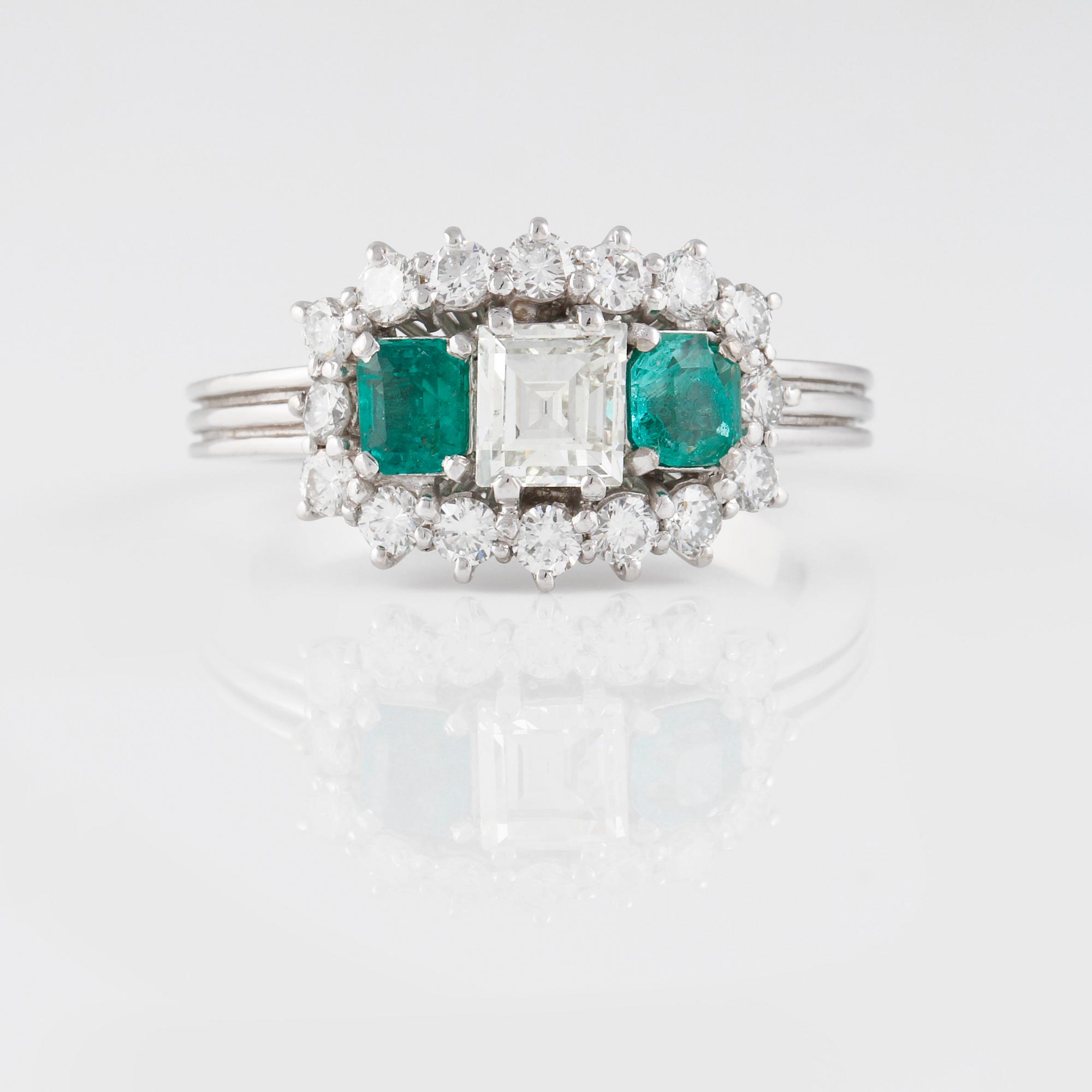 RING, 18K vitguld med en carré- och 16 briljantslipade diamanter samt 2 fasettslipade smaragder. Vikt 5,4 gram.