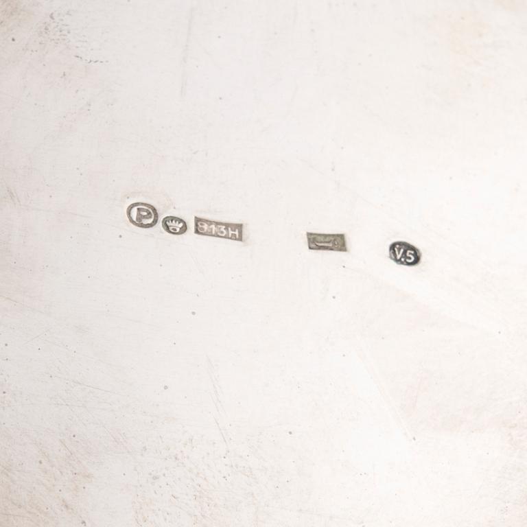 TEKANNA, silver, kontrollstämplad Pohjolan Kello ja Kulta, Helsingfors 1926. Vikt 624,5 g.