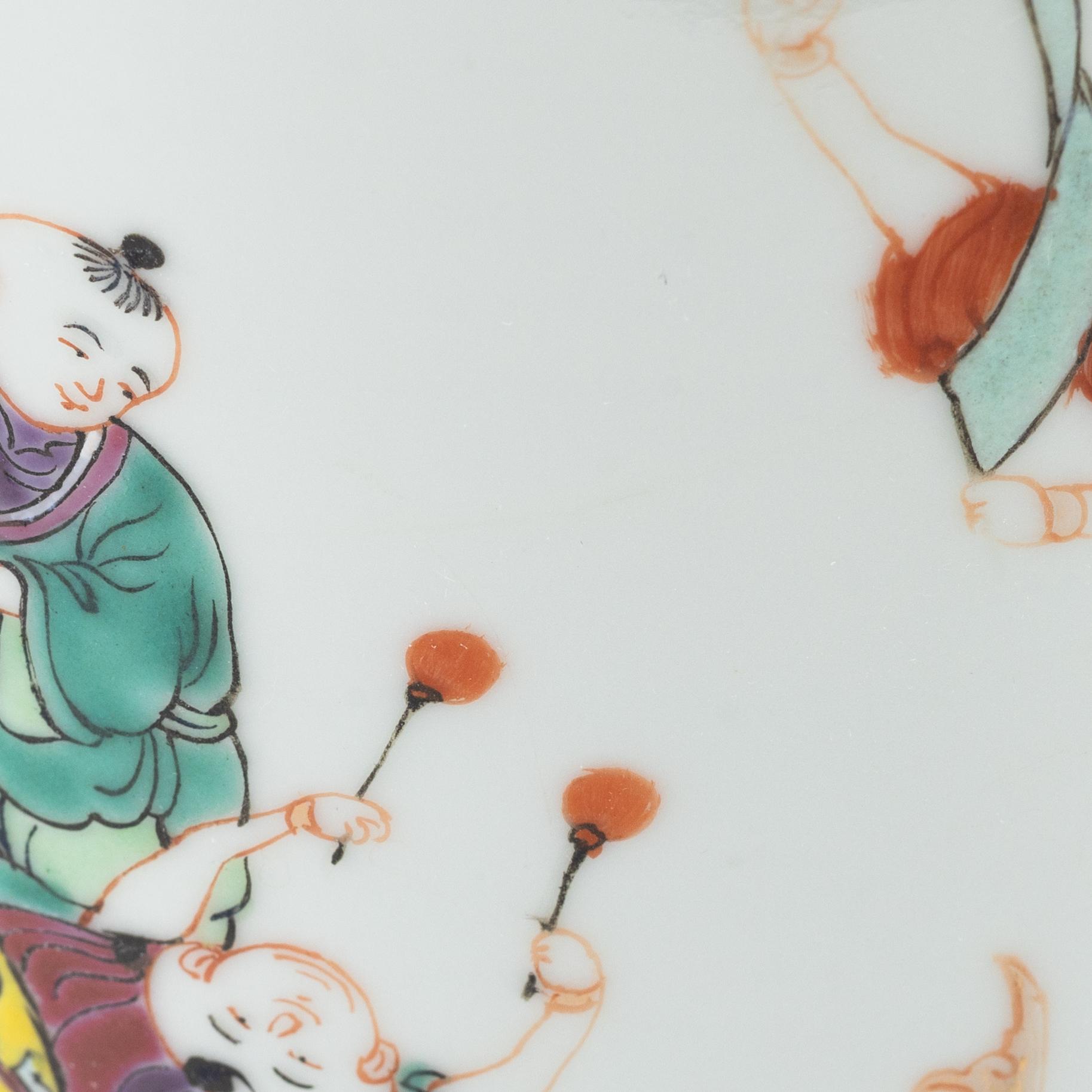 A Chinese porcelain vase, 20th century.