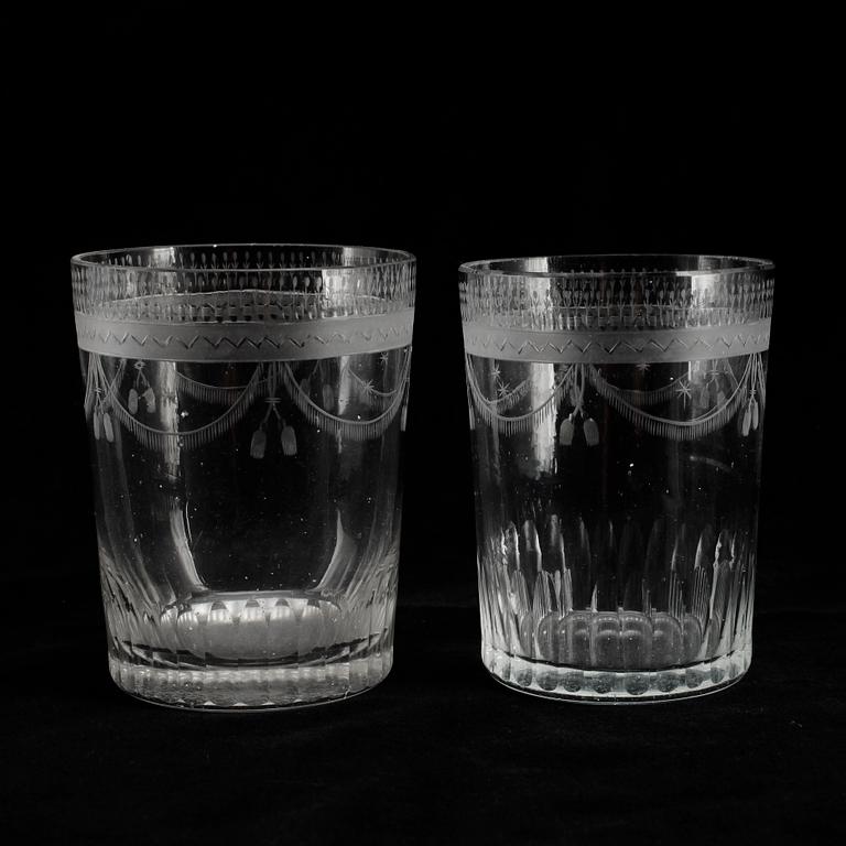 SELTERGLAS, 2 st snarlika, omkring år 1800.