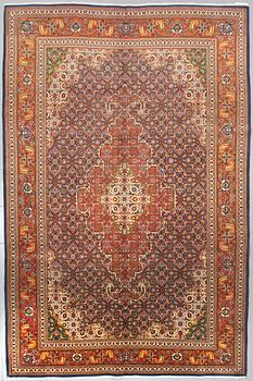 A Täbriz rug, 305 x 200 cm.