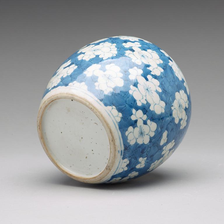 A blue and white jar, Qing dynasty, Kangxi (1662-1722).