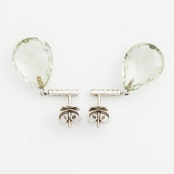 Örhängen, ett par, med checkerslipad prasiolit och briljantslipade diamanter.