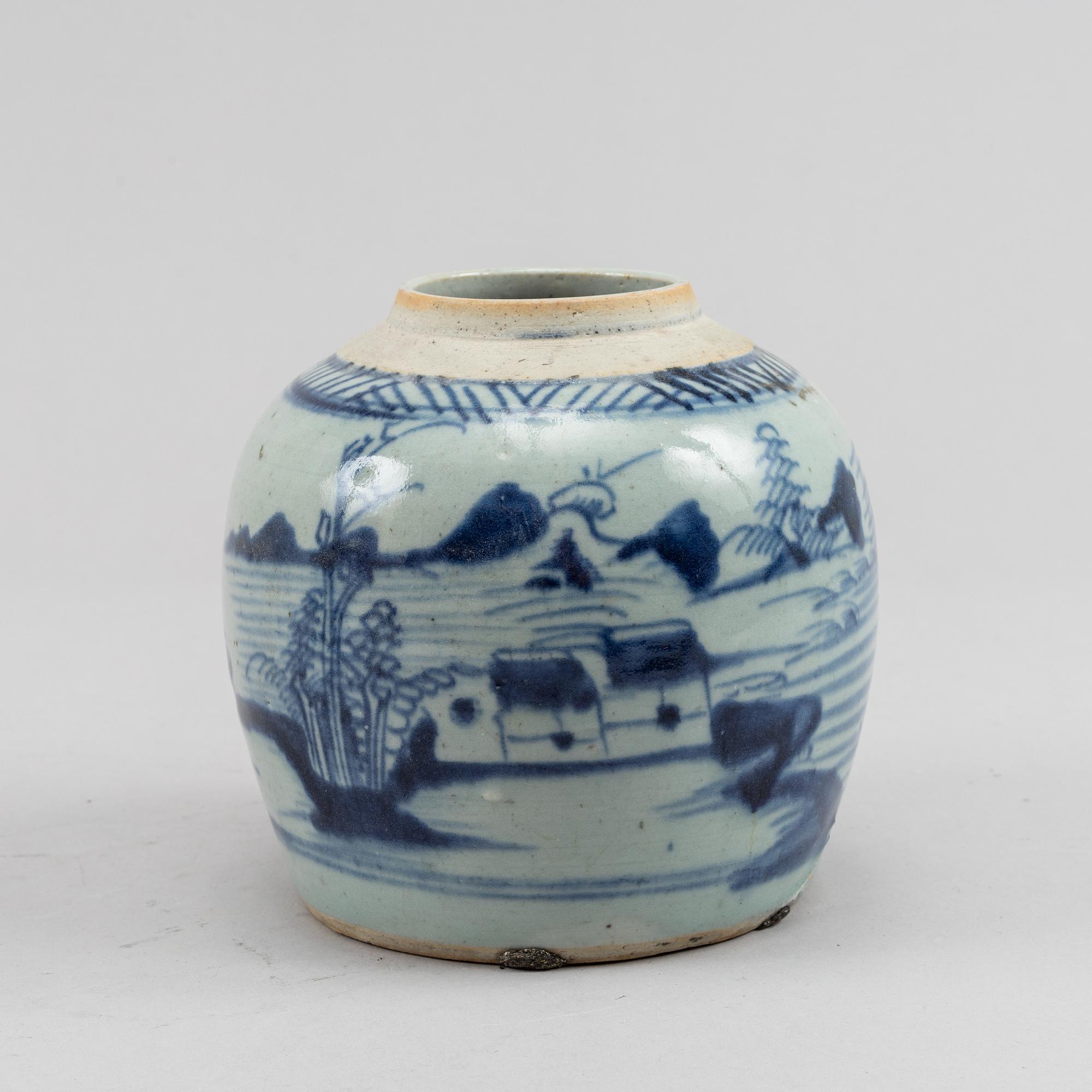 A blue and white tea caddy and a ginger jar, Qing dynasty, circa 1900.