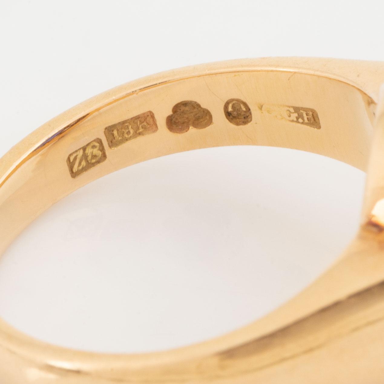 Ring 18K guld med en fasettslipad safir och gammalslipade diamanter.