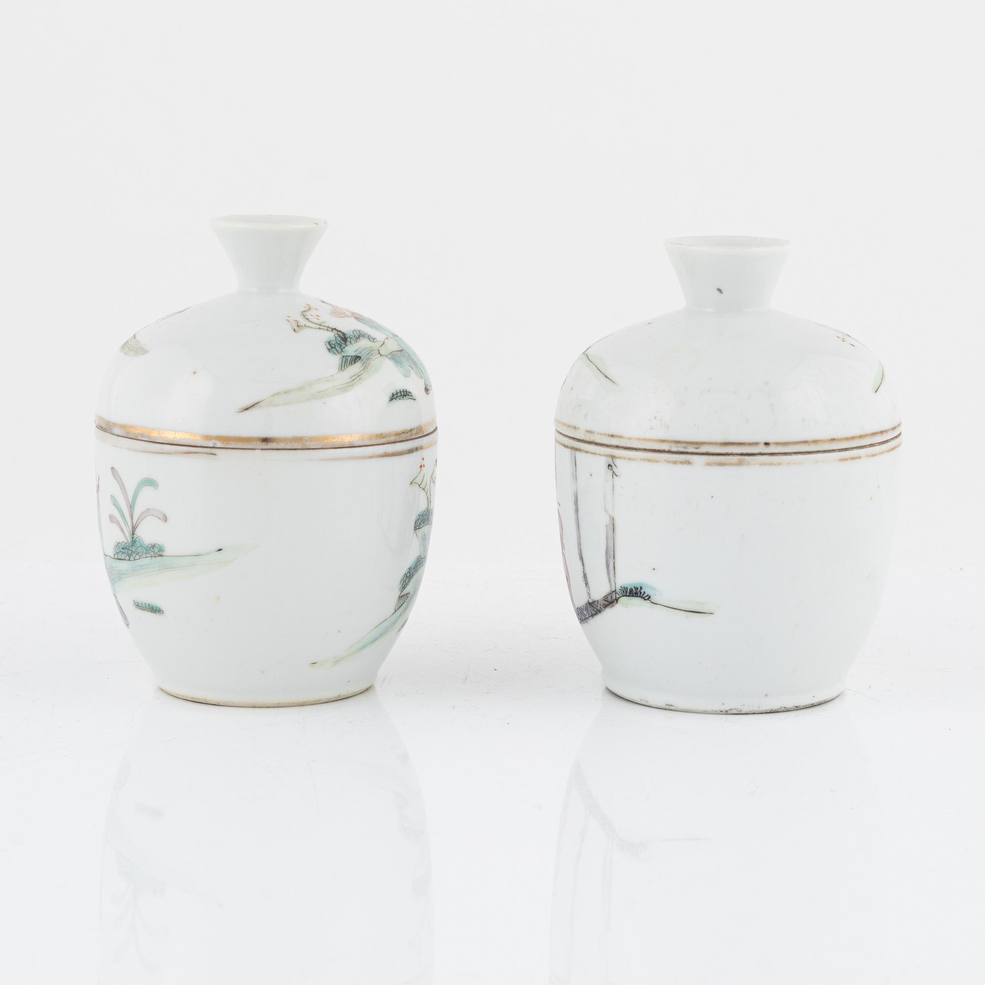 a pair of porcelain cups with covers, China, around 1900.