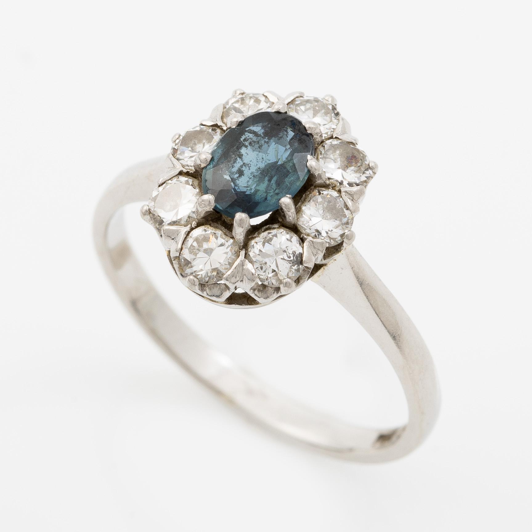 Ring, carmosé, platina med safir och briljantslipade diamanter.