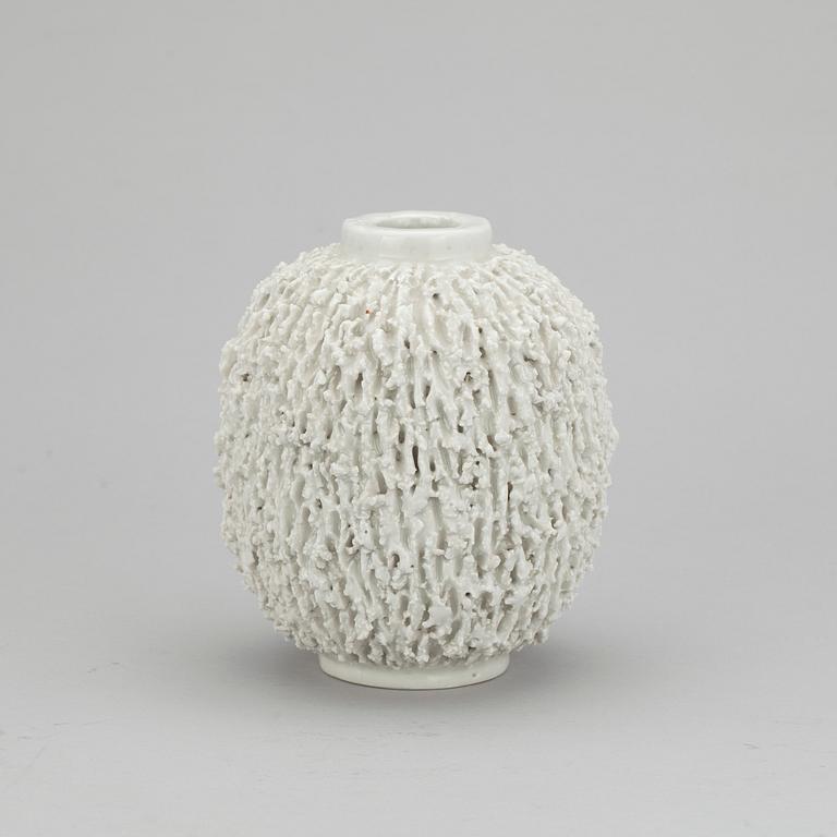 VAS, "Igelkottvasen". Chamotterat stengods, Gunnar Nylund, Rörstrand, 1930-/40-tal.