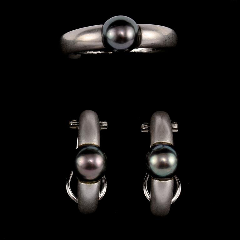 RING samt ÖRHÄNGEN, ett par, platina samt odlade pärlor, 1900-talets slut. Vikt 15 g.