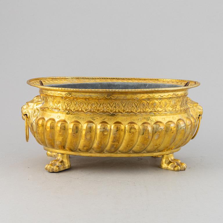 A brass flower pot, 19th century.