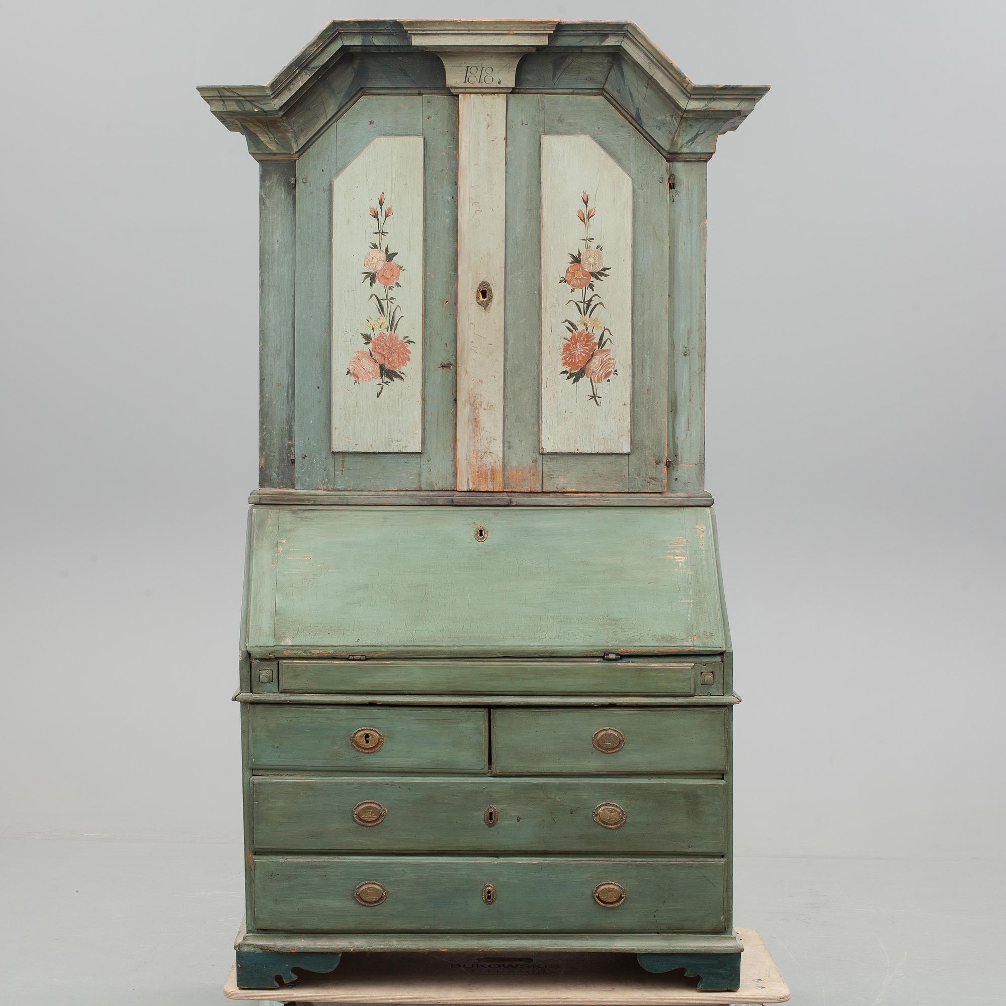 SKRIVSKÅP., allmoge, Jämtland, delvis Hagaskolan, med datering 1818.