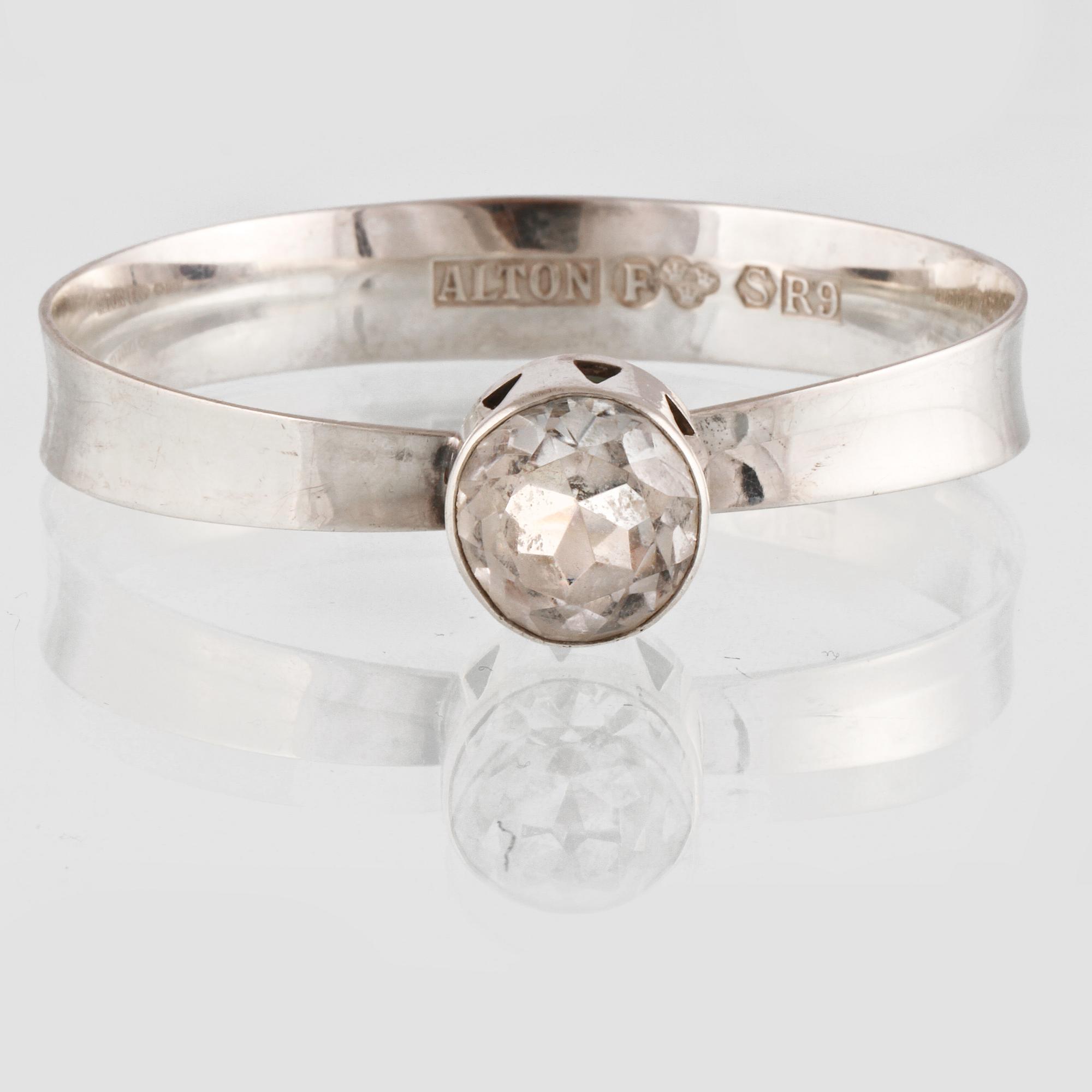 ARMRING, silver med fasettslipad bergkristall, Alton, 1967. Vikt 22,9 gram.