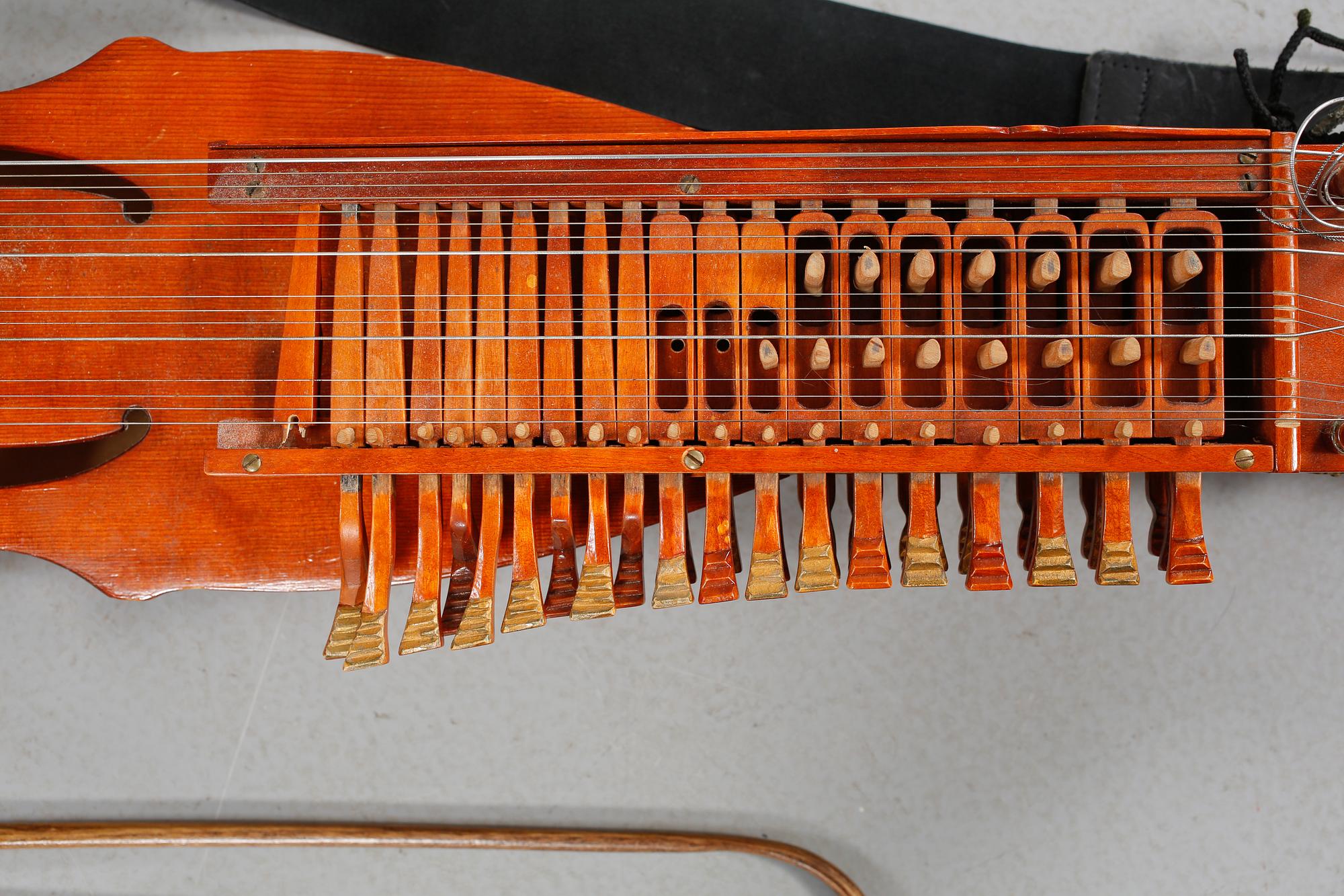 NYCKELHARPA samt STRÅKE, 1900-tal.