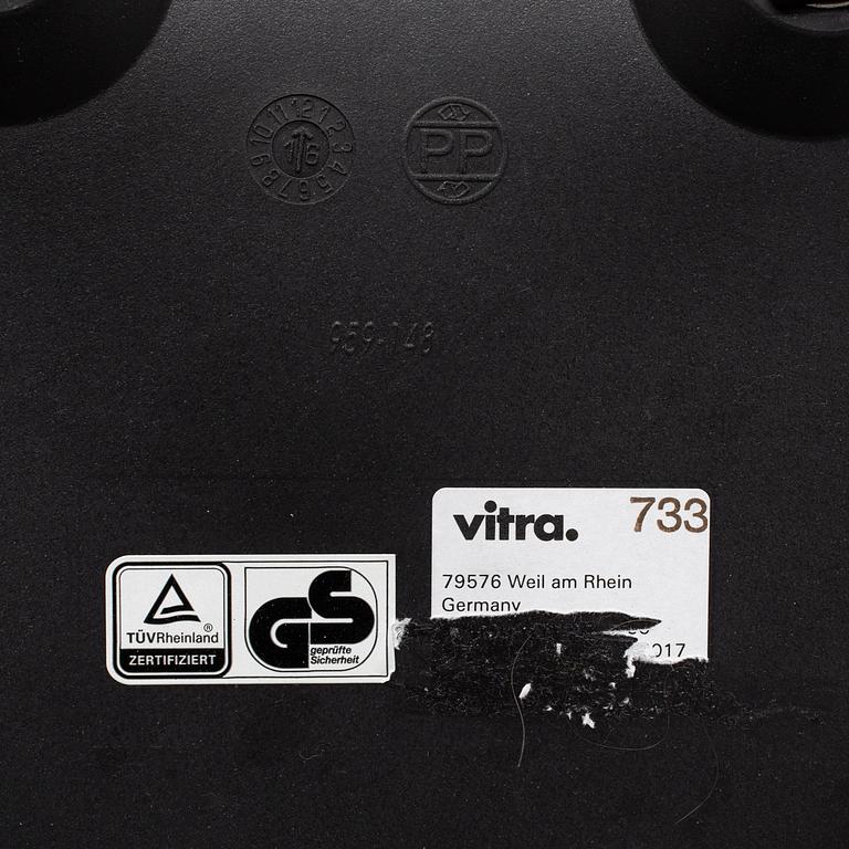 CHARLES & RAY EAMES, karmstolar, 1 par, "DAW", Vitra, 2017.