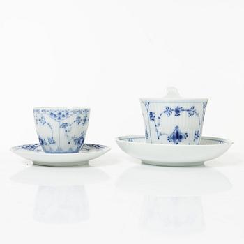 Royal Copenhagen, Service 82 pieces, Musselmalet, half lace.