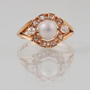 RING, 18K guld med 8 rosenslipade och 2 gammalslipade diamanter samt odlad pärla, Göteborg, 1963. Vikt 4,6 gram.
