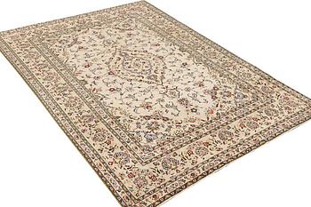 A Kashan carpet, a. 293 x 198 cm.